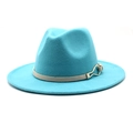 Détail d'un chapeau fedora bleu vif avec ruban clair et boucle métallique dorée - Bleu lac