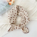 Foulard en soie beige avec motif cœur marron et bordure contrastée élégante - Petit Cœur Café