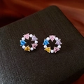 Primer plano de pendientes de plata con circonitas de corazón coloridas y perlas finas - Aguja de Plata-Plata-Colorido
