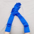 Dettaglio di guanti in raso blu reale con tessuto elastico per feste vintage anni '20 - Taglia unica / Blu Reale