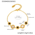 Dettaglio del bracciale dorato in acciaio con ciondoli in acrilico nero e conchiglia - Bracciale con numeri romani d'oro