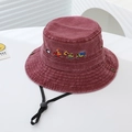 Dettaglio del cappello alla pescatora per bambini in denim bordeaux con ricami di veicoli - 52cm (Consigliato 2-6 Anni) / Borgogna