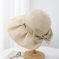 Dettaglio di un elegante cappello da sole beige con trama intrecciata e grande fiocco - Beige (Fiocchi Multipli)