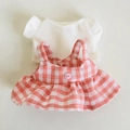 Süßes 17cm Puppen-Outfit mit weißem T-Shirt und rot-weißem Karo-Trägerkleid - Passend für 17cm Puppe / V-Ausschnitt Kleid-Set / Rosa Weiß