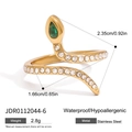 Elegante anillo de serpiente en acero inoxidable dorado con cristales y gema verde - US 6 / Anillo de Serpiente Dorado con Gema Verde (JDR0112044-6)