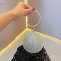 Elegante silberne Kugel-Abendtasche mit funkelnden Strasssteinen und rundem Metallgriff - Silber