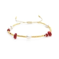 Détail du bracelet perlé réglable avec perles d'eau douce et pierres rouges naturelles - Style Perle Irrégulière Dorée Perles Rouges (BLS240005F)
