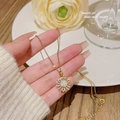 Elegante collana dorata con ciondolo a forma di girasole e zirconi lucenti - X586 Girasole