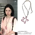 Dettaglio di un ciondolo a fiore rosso a forma di stella con cordino leopardato chic - Stile Cordino Maculato Fiore Rosso (16#)