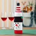 Dettaglio macro del copribottiglia di vino in maglia a forma di pupazzo di neve festivo - Pupazzo di Neve