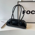 Détail du sac à bandoulière en cuir PU brillant noir au design cylindrique élégant - Noir