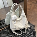 Grand sac cabas blanc brillant plissé avec papillon argenté et pendentif nuage - Avec Pendentif / Blanc