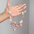 Détail de perles de nacre roses et perles de verre sur un collier multicouche - Rose