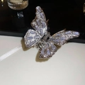 Détail macro d'une pince à cheveux papillon argentée avec des pierres de zircone - Argenté