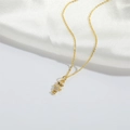 Elegante collana dorata con ciondolo a forma di orsetto con cristalli su seta bianca - Stile Robot (XL3232-1)