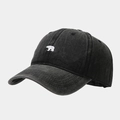 Detailansicht der Eisbär-Stickerei auf der schwarz gewaschenen Vintage-Baseballkappe - Verstellbar / Schwarz