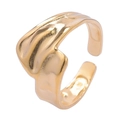 Verstellbarer goldener Edelstahlring mit eleganter unregelmäßiger Wellenstruktur auf Weiß - Gold