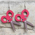 Handgefertigte Scheren-Ohrringe aus Holz in Rosa und Lila mit Metallhaken für Lehrer - Rosa Lila Schere