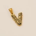 V-förmiger Buchstaben-Anhänger aus Gold-Titanstahl mit markanter schwarzer Texturierung - Buchstabe V Anhänger