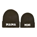Dettaglio di berretti in maglia per mamma e mini con ricamo in marrone scuro e rosa - Set Genitore-Figlio MAMA+MINI / Verde Militare Scuro