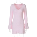 Nahaufnahme des rosa Spitzen-Minikleids mit V-Ausschnitt und gerüschten Glockenärmeln - S / Rosa