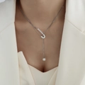 Collana a spilla da balia argentata con perle e pendente a frange indossata - Color Acciaio