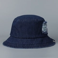 Detailansicht des Fischerhuts aus Denim mit Fransen und Vintage-Texturen für Damen - M(56-58cm) / Dunkelblau
