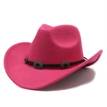 Nahaufnahme eines rosaroten Woll-Cowboyhuts mit schwarzem Band und Vintage-Metallschnallen - M (56-58cm) / Rosarot