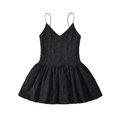 Detailansicht des schwarzen V-Ausschnitt Minikleids mit Jacquard-Struktur und Falten - XS / Schwarz