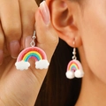 Primer plano de pendientes colgantes con diseño de arcoíris y nubes con purpurina - Nube Arco Iris Colorida (N-659)