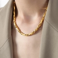 Élégant collier chaîne serpent plaqué or porté par un mannequin en blazer kaki - 40+5cm / Collier Or