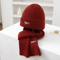 Detalle de conjunto de gorro y bufanda de punto granate con bordado de perro salchicha - Burdeos