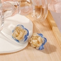 Boucles d'oreilles fleurs en tissu faites main avec pétales contrastés beige et bleu - Blanc