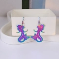 Vue détaillée des boucles d'oreilles sirène découpées au laser au fini iridescent - Sirène Irisée