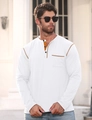 Detail eines weißen Henley-Shirts mit orangefarbenen Kontrastnähten und Knopfleiste - S / Weiß