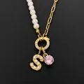 Elegante collar de perlas de acero de titanio con colgante letra S y piedra rosa - Letra S
