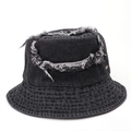 Dettaglio della corona sfilacciata e del logo in metallo sul cappello bucket denim nero - M (56-58cm) / Nero