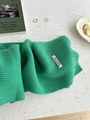 Sciarpa spessa in lana di pecora verde con etichetta fatta a mano su tavolo bianco - 160*25cm / Verde Menta