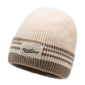 Bonnet en maille rayée crème et marron café avec écusson en cuir minimaliste de montagne - Taille unique / Beige Clair