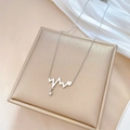 Dettaglio della collana battito cardiaco argento con cuore e strass su seta - J228 Acciaio (Tutto Acciaio al Titanio) / Color Acciaio