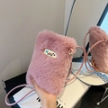 Rosa Mini-Umhängetasche aus Plüsch mit weicher Textur und Markenlogo-Etikett - Fleischrosa