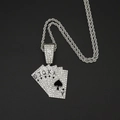 Macro-opname van zilveren pokerkaarten hanger met strassteentjes en Royal Flush detail - Hanger met 60CM Twist-ketting / Zilver