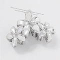Metallische silberne Haarklammer mit drei verbundenen Blütenformen für elegantes Styling - Silber