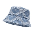 Cappello bucket in denim azzurro con bordi sfilacciati e motivi a stelle su sfondo bianco - M(56-58cm) / Azzurro