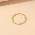 Elegante bracciale rigido dorato con pavé di zirconi cubici e chiusura a scatto sicura - Bracciale rigido dorato con pavé