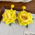 Boucles d'oreilles pendantes fleurs roses jaunes en tissu avec accents de feuilles vertes - Jaune