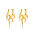 Detailaufnahme der 18k vergoldeten Ohrringe mit flüssigem Flammen-Design und Glanz - Goldener Fluid Abstrakt-Stil