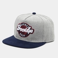 Gorra de béisbol bicolor gris y azul marino con bordado de Barber Brooklyn - Estilo de Ala Plana Bordado / Gris (Corona Gris Ala Azul)