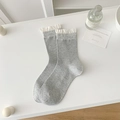 Calcetines de canalé gris claro a media pierna con volantes blancos estilo minimalista - Talla única / Gris