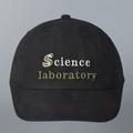 Dettaglio del ricamo Science Laboratory su un cappellino in cotone nero - M (56-58cm) / Nero